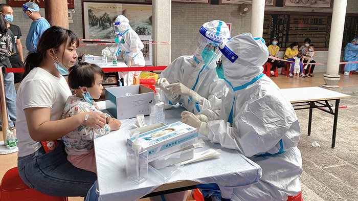 醫護人員隔著防護服為戰疫“加油”