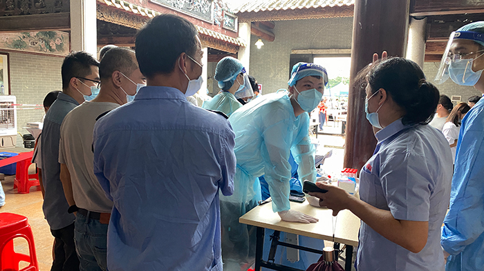 志愿者引導群眾進行核酸檢測
